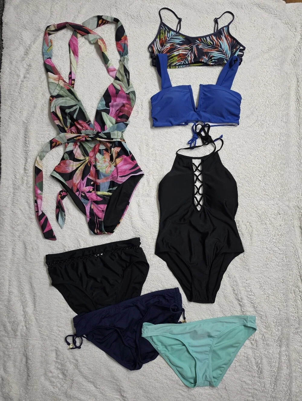Lot of 7 Swim Bikini Items One Piece Swimwear Bikini Tops & Bottoms Size Medium